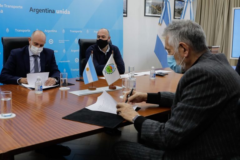 El gobernador se reunió con el ministro de Transporte de la Nación y firmó un convenio para la construcción de seis terminales de ómnibus