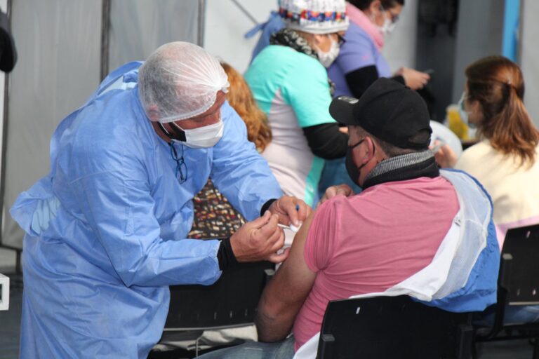 Continúan sin pausa los operativos de vacunación en toda la provincia: este miércoles fueron convocadas casi 6.000 personas