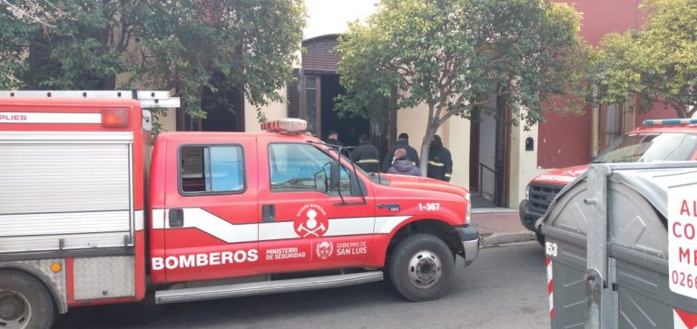 Susto en el centro puntano: tres dotaciones sofocaron un incendio