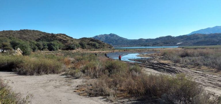 Comenzarón los rastrillajes en el dique Cruz de Piedra