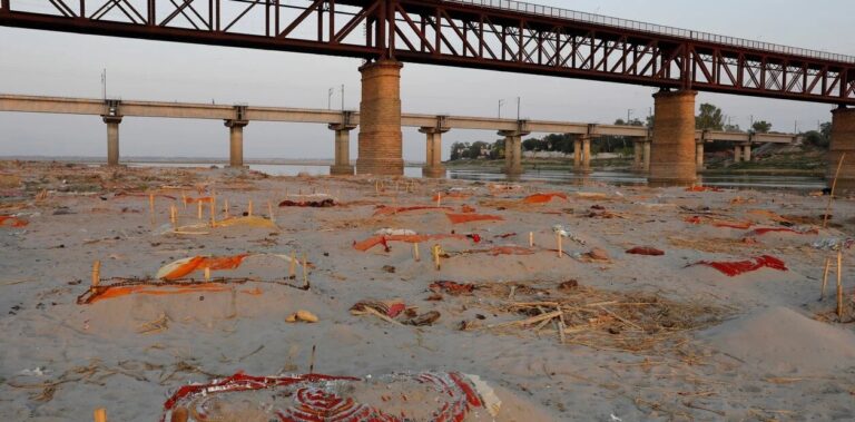 De aguas sagradas a escenario macabro: el río Ganges, en India, desborda de muertos por coronavirus