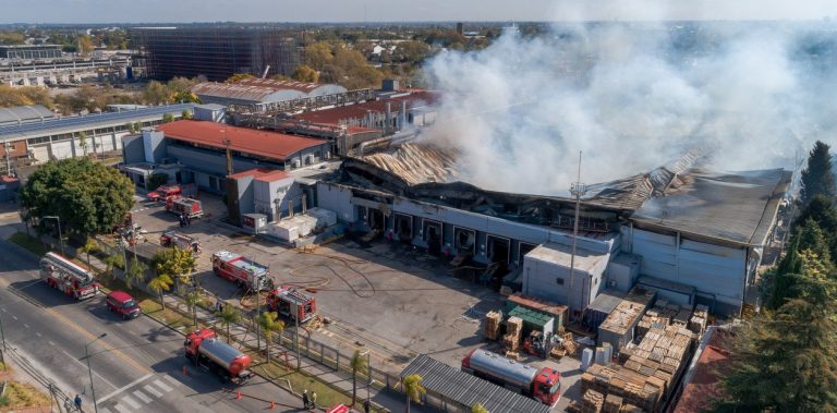 Aseguran que cierra la planta de Bimbo tras un incendio que la destruyó: reclamos contra 300 despidos