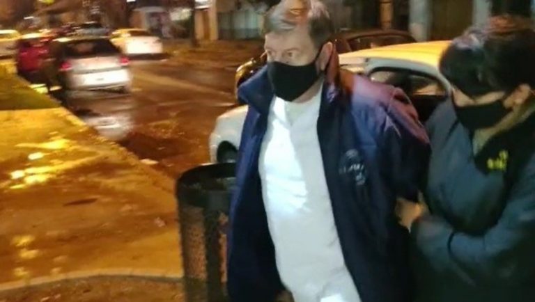 El médico trucho detenido en una clínica de Quilmes usaba el sello de un doctor que murió en mayo
