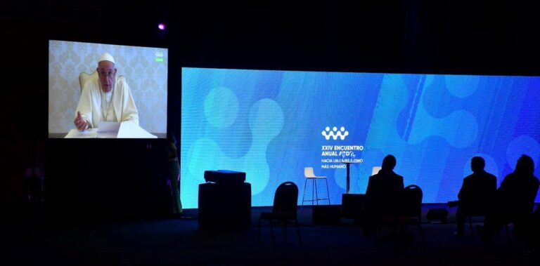 El Papa pidió a los empresarios que inviertan y ellos culparon a la alta presión impositiva