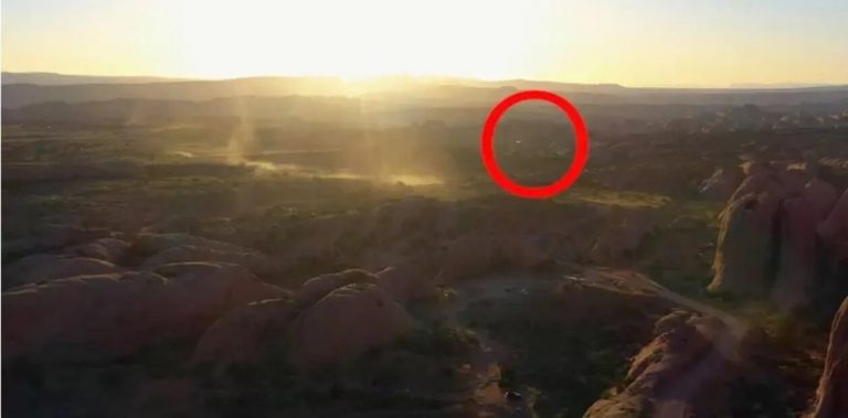 Un fotógrafo filmó dos OVNIS cruzando a gran velocidad por el cielo