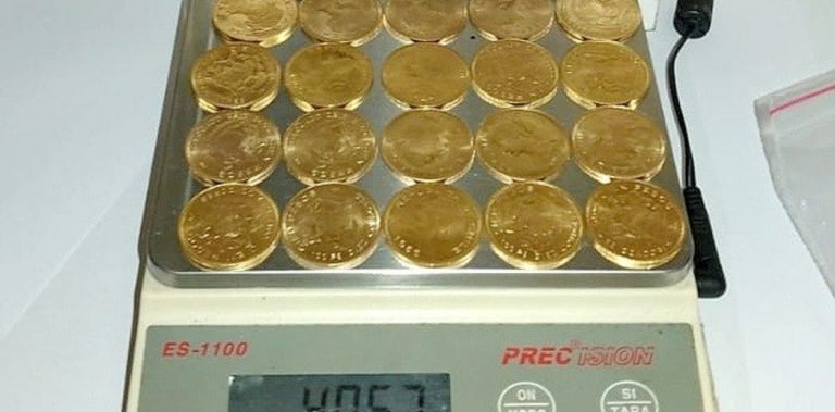 Quiso subirse a un avión con 102 monedas de oro valuadas en 23 millones de pesos