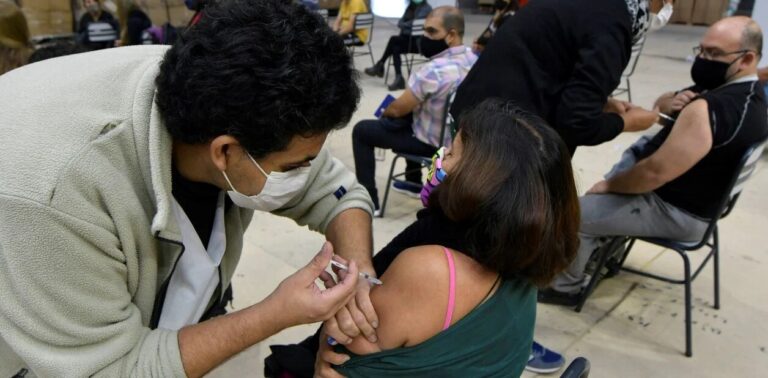 Expertos analizaron la combinación de vacunas y se avanzaría con un ensayo nacional