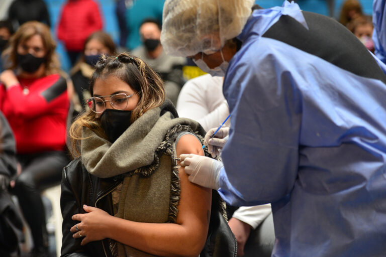 La Provincia continúa desplegando los operativos de vacunación en distintas localidades.