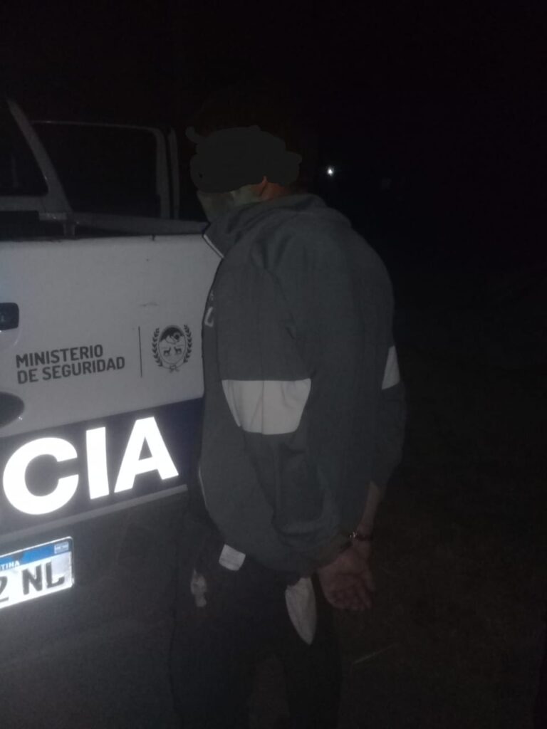 UN JOVEN DE 21 AÑOS FUE DETENIDO POR DAÑOS Y RESISTENCIA A LA AUTORIDAD.