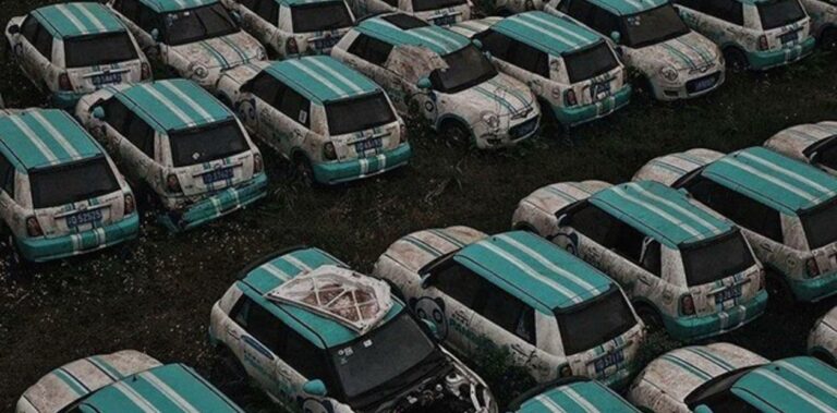 Descubren un cementerio de miles de autos eléctricos en China