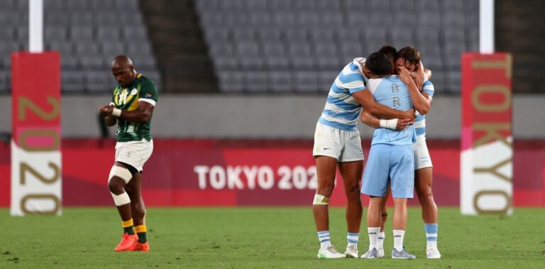 Con uno menos, Los Pumas le ganaron a Sudáfrica, avanzaron a semifinales y acarician una medalla