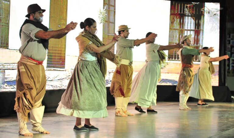 Con una gala que recorrió la historia mediante danza, música y teatro, el Gobierno provincial homenajeó a la ciudad de San Luis en su 427° aniversario