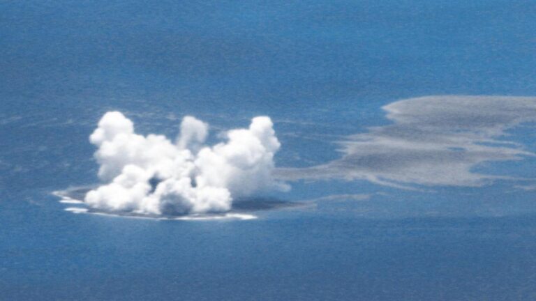 Apareció una nueva isla en Japón tras una erupción submarina