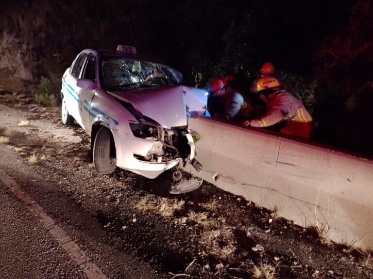 Un taxi impactó de frente contra una barrera de cemento por esquivar a una moto