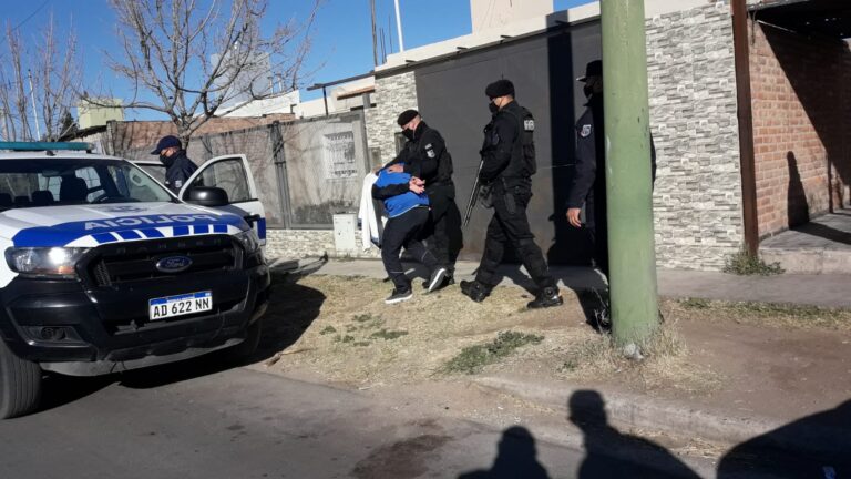 Cuatro allanamientos y dos detenidos por el asalto a un polirubro