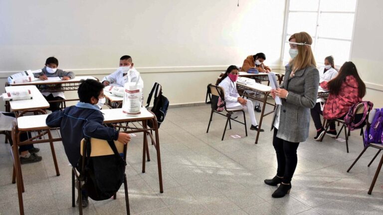 El Ministerio de Educación evalúa cómo se implementará la intensificación de la presencialidad en las aulas