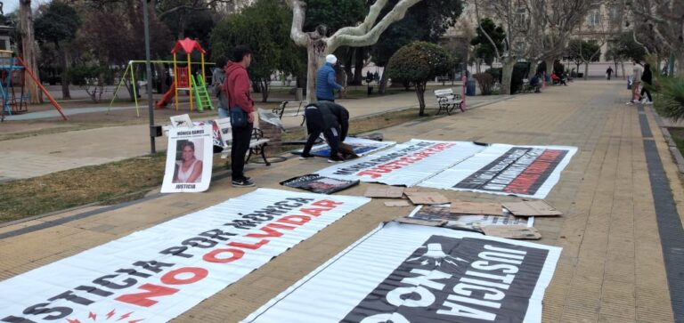Realizaron un “cartelazo” a 18 meses del asesinato de Mónica Ramos