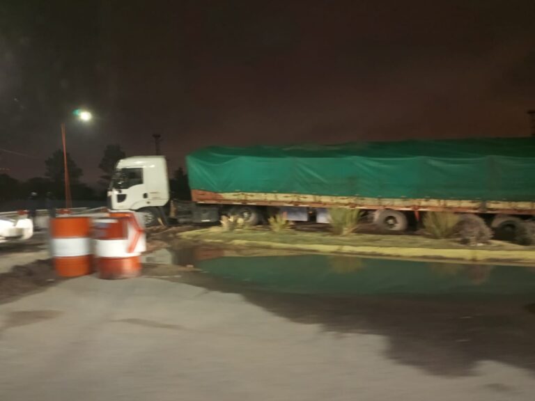 Un camión quedó empantanado y debió ser removido con una retroexcavadora