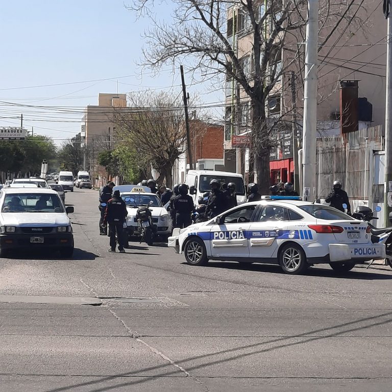 Robaron mercadería de una casa, tomaron un taxi y fueron detenidos