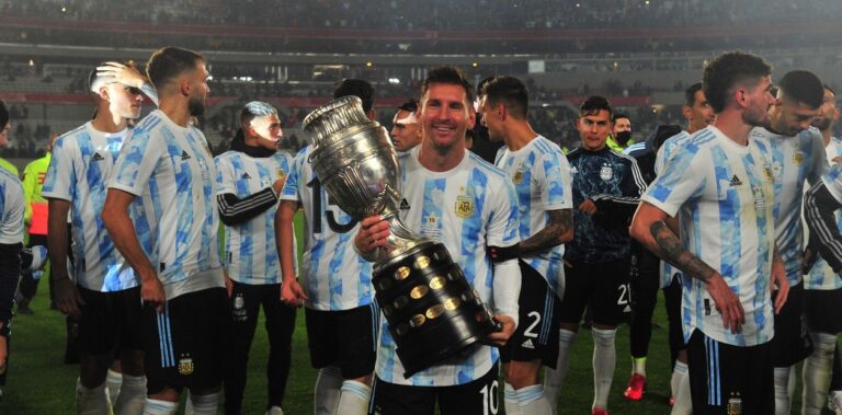 Una noche perfecta de Messi, con goles, lágrimas y el amor definitivo de los hinchas