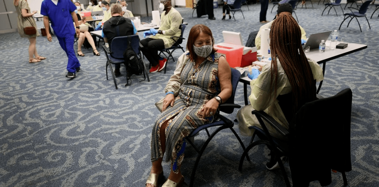 Cepo a la Sputnik: uno de cada 4 argentinos serían vetados en EE.UU. y muchos apuran su viaje