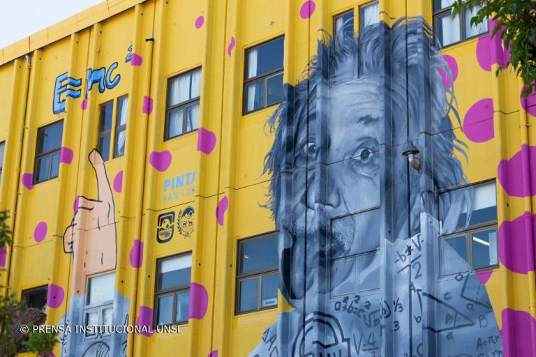 Inauguraron el mural de Einstein en el Bloque I