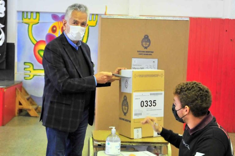 El gobernador Rodríguez Saá votó en la Escuela Rivadavia: “Es un día puntano, una verdadera fiesta de la democracia”