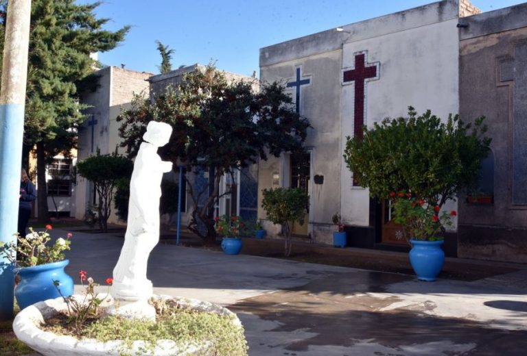 Este martes, Día de los Santos Difuntos, habrá horario corrido de 9 a 18 horas en los cementerios de la ciudad
