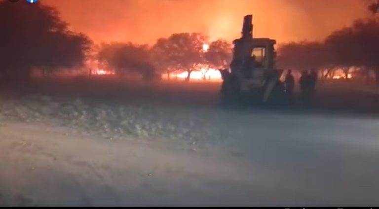 GRAN INCENDIO EN VILLA DE LA QUEBRADA: 5 FAMILIAS EVACUADAS.