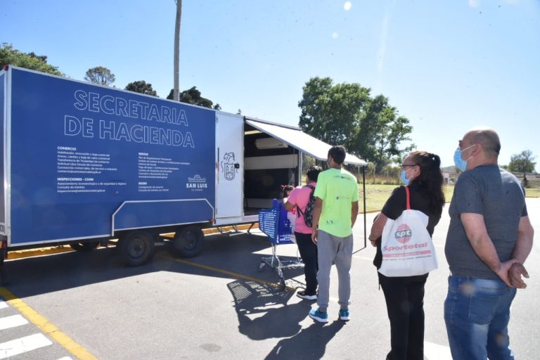 La unidad móvil de Hacienda municipal se trasladó al playón de ChangoMás para receptar consultas y concretar diversos trámites