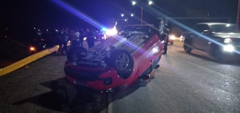 Impactante choque entre una camioneta y un automóvil en avenida Santos Ortiz