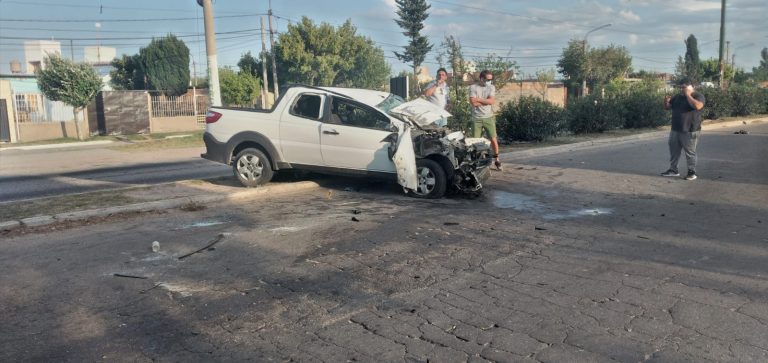 Se quedó dormido al volante, arrancó un semáforo y volcó