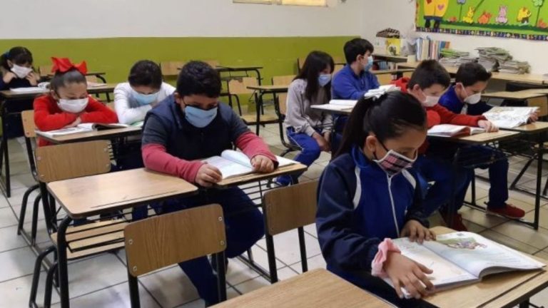 Para un regreso seguro a clases, recomiendan que los menores completen el esquema de vacunación COVID