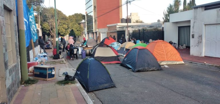 Barrios de Pie y Libres del Sur acampan frente a Desarrollo Social de la Nación