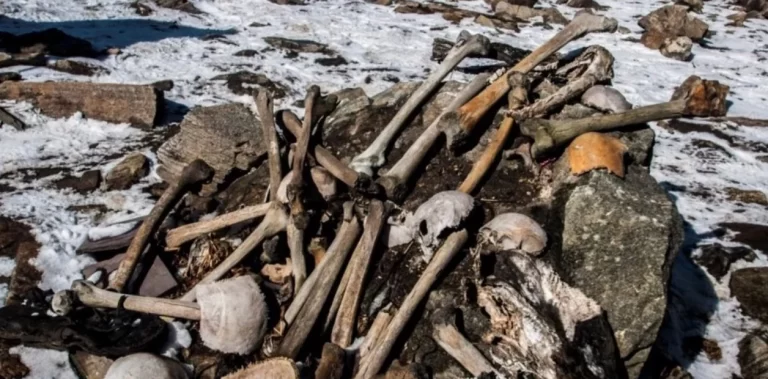 El lago helado que escupe restos humanos una vez al año