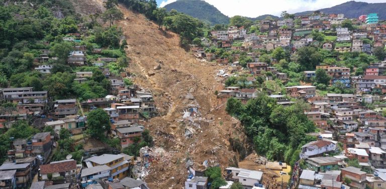 Al menos 10 muertos en el sur de Brasil luego de que un micro cayera por un precipicio