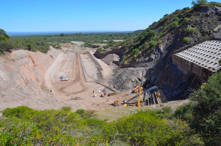 Continúa la obra de la remodelación del vertedero lateral del Dique de Nogolí