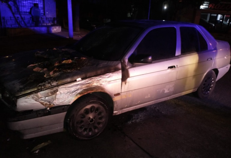 Bomberos sofocaron el incendio de dos vehículos