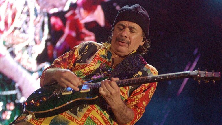 El guitarrista Carlos Santana se desvaneció durante un concierto en Michigan y fue sacado en camilla