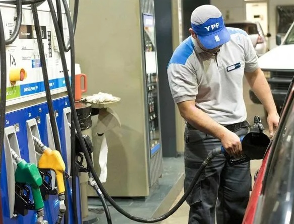 Nuevo golpe al bolsillo: en abril volverán a subir los combustibles casi otro 5%