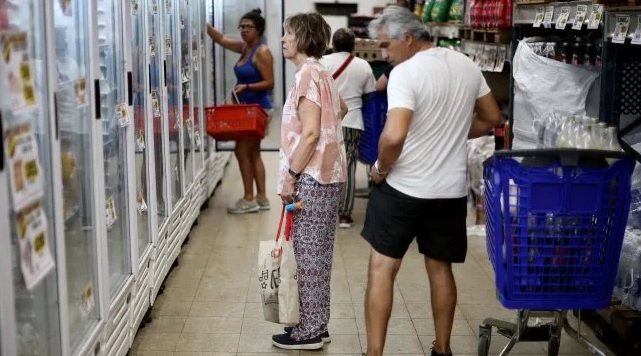 El consumo se desplomó en enero: ventas en supermercados y en mayoristas cayeron hasta 13,8%