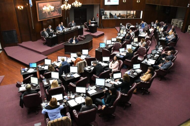 El Gobernador firmó el decreto de promulgación de la ley que actualiza el sistema electoral