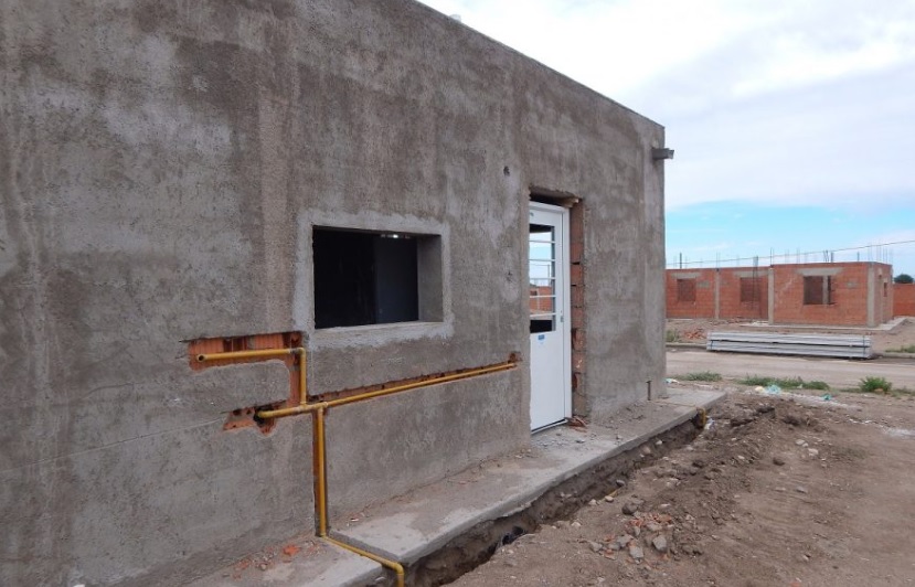 Comienzan a colocar aberturas y a realizar cielorrasos en las viviendas de San Luis