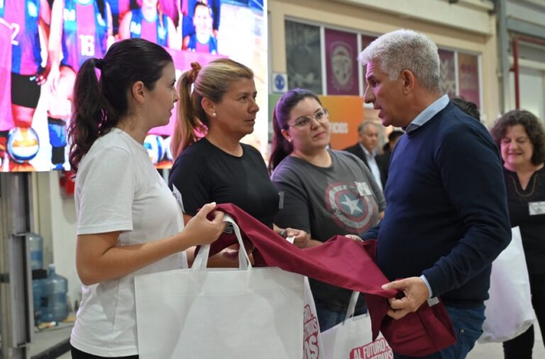 Alrededor de 860 alumnos de la UPrO recibieron indumentaria para hacer sus prácticas
