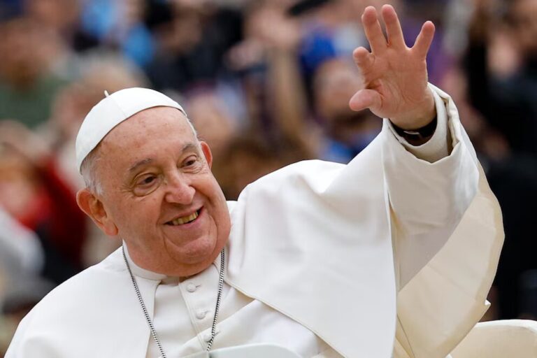 Una muestra fotográfica revive el legado social del Papa Francisco con las comunidades más vulnerables de la Argentina