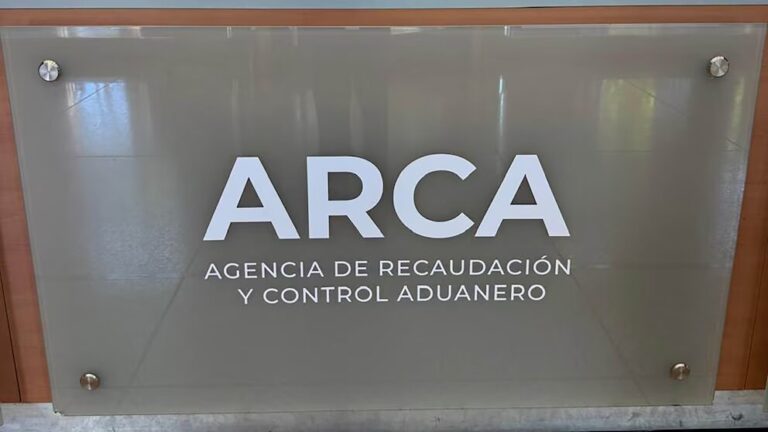 Mientras el Gobierno prepara medidas para los dólares no declarados, hoy termina la última etapa del blanqueo de capitales