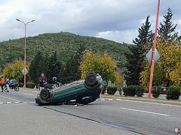 Un hombre resultó lesionado tras el vuelco de un automóvil en la Autopista Los Puquios