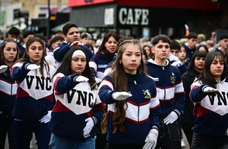 Desfile del 25 de Mayo: las escuelas y agrupaciones pueden inscribirse hasta el martes 20