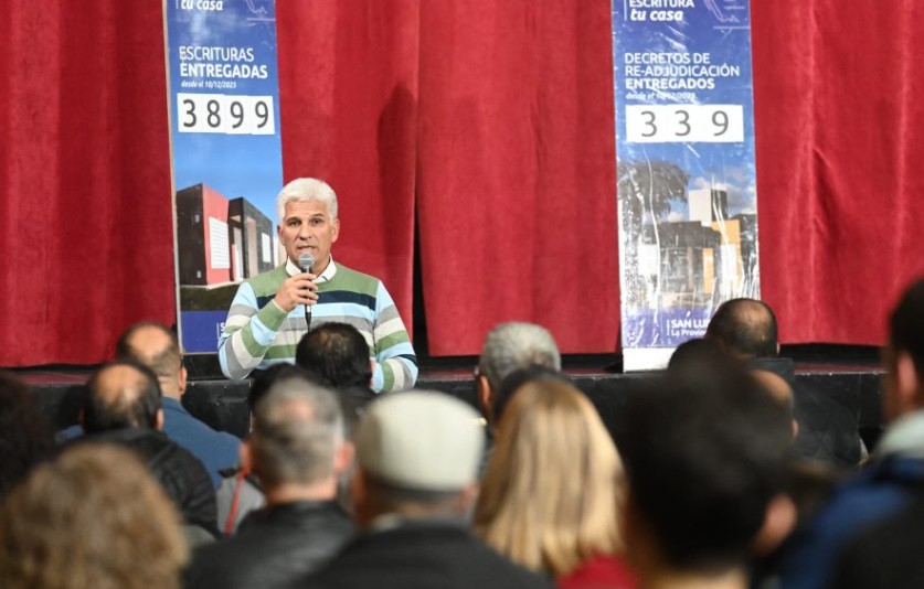 El Gobernador entregó 70 escrituras a vecinos de los departamentos Pedernera y Dupuy