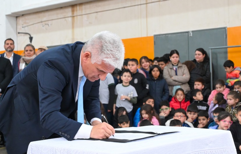 El Gobernador firmó el decreto para la ampliación de la escuela “Raúl Basilio Díaz”